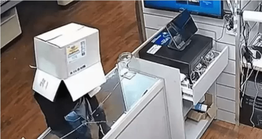 Vídeo: ladrão esconde o rosto em caixa de papelão para furtar 19 iPhones e mais de R$ 39 mil