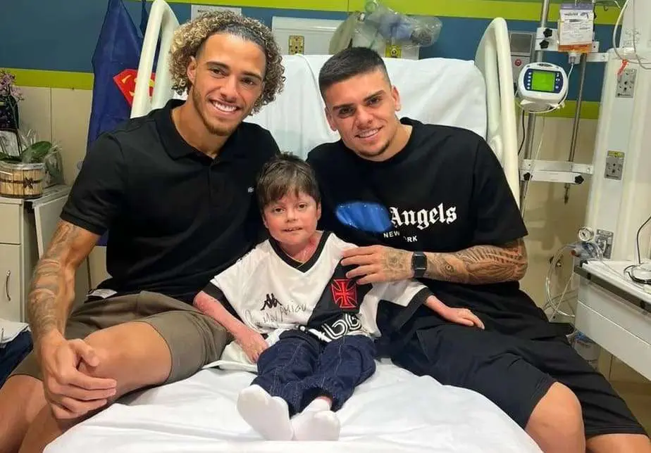 Menino que despertou do coma recebe jogadores do Vasco e terá escolta de honra da PRF na alta médica