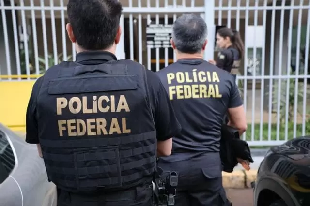 PF cumpre mandados de busca e apreensão contra empresas de coleta de lixo e limpeza pública em Manaus