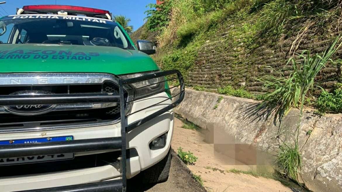 Cadáver é desovado em sarjeta de avenida, no bairro da Glória