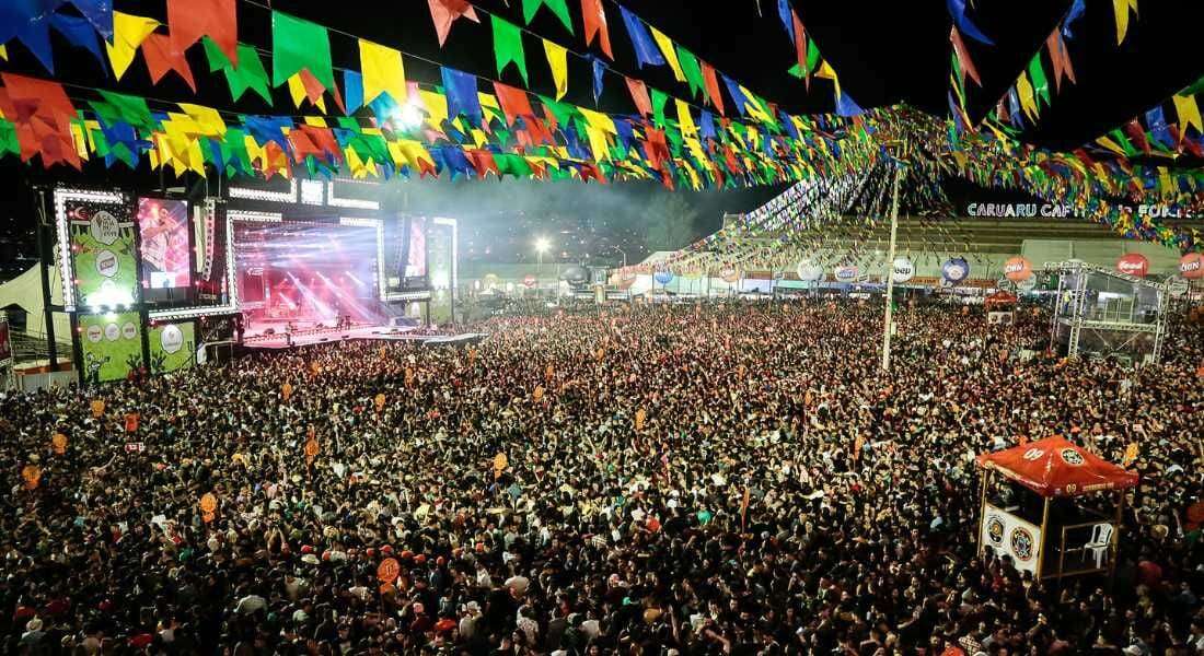Maior São João do mundo recebe show de forró e sertanejo com João Gomes e Gustavo Mioto