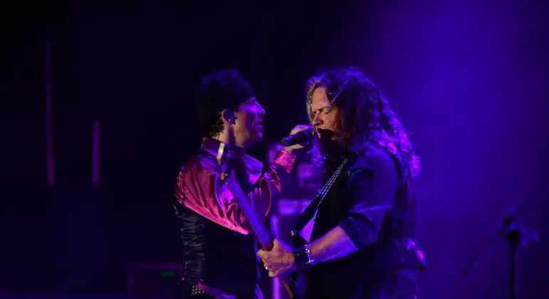 Joelho machucado não impede Nuno Bettencourt de fazer um grande show com Extreme