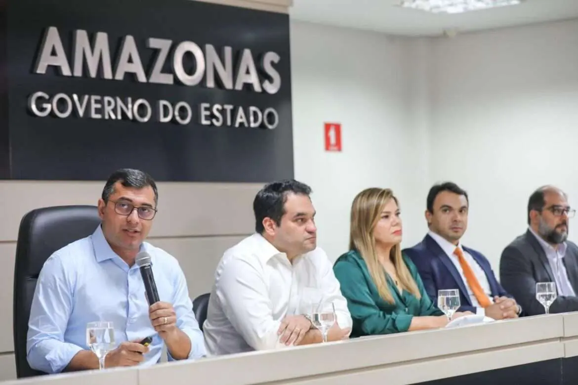 Wilson Lima anuncia reajuste para servidores da Educação e coloca piso salarial de professores entre os maiores do país