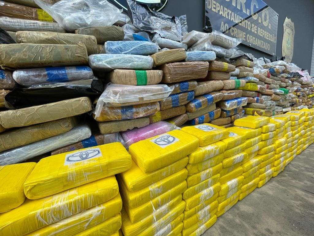 Polícia apreende cerca de duas toneladas de maconha tipo skunk e cocaína, além de armamentos