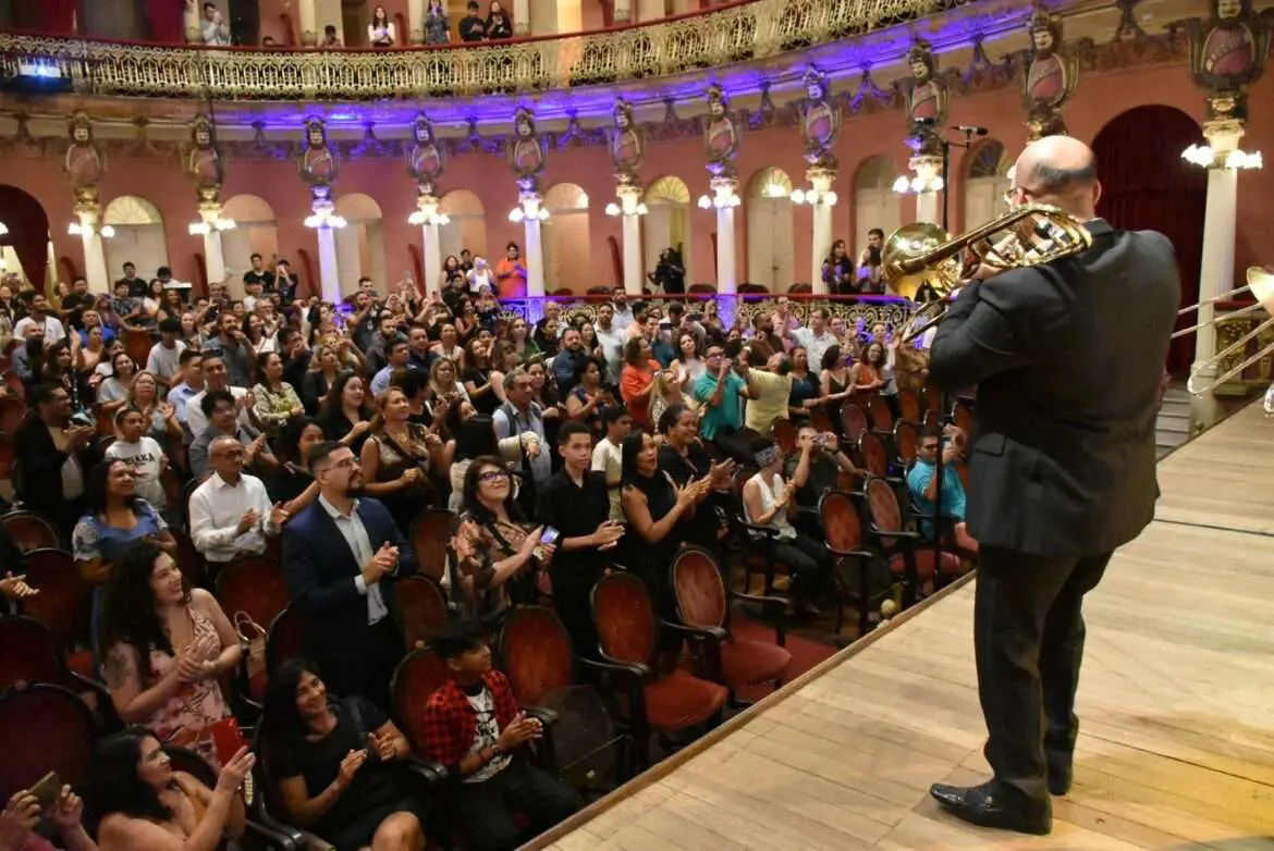Tubones, coral da UEA, encanta público no Teatro Amazonas