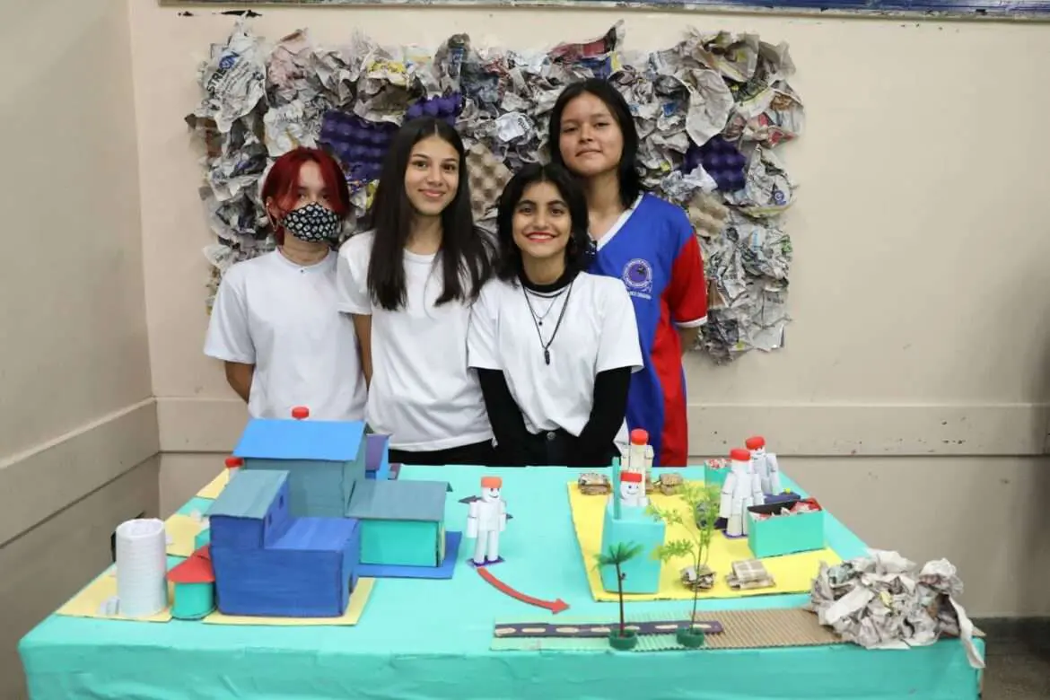 Alunos realizam feira de ciências utilizando materiais reciclados
