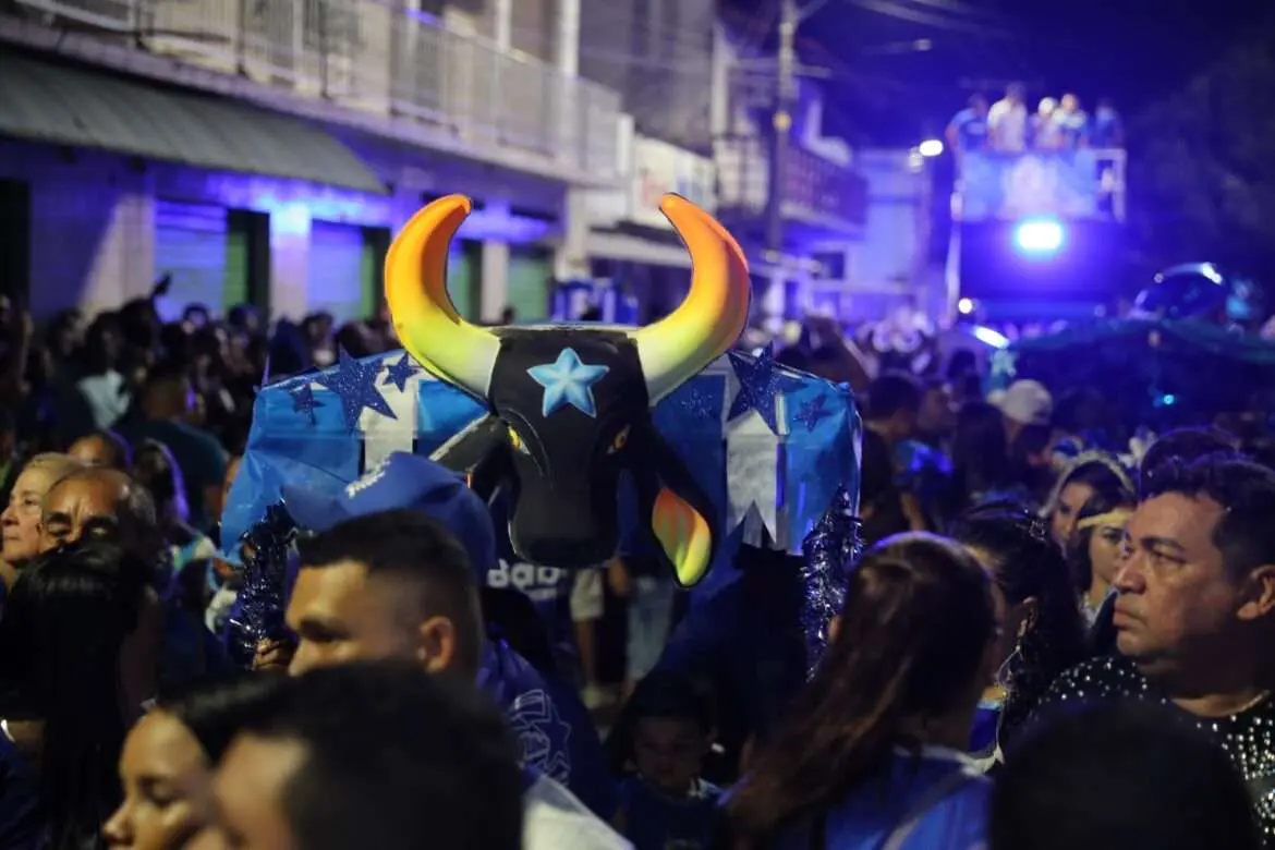 Boi Caprichoso arrasta multidão no 'Boi de Rua'