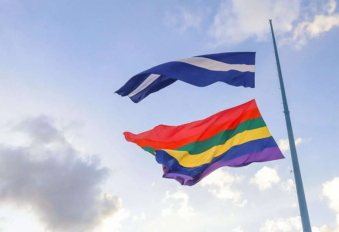 Parintins 2023: Em parceria com o Governo do Amazonas, Caprichoso e Garantido hasteiam bandeira LGBTQIAPN +