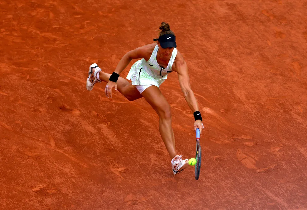 Bia Haddad perde para a número 1 do mundo e é eliminada na semifinal de Roland Garros