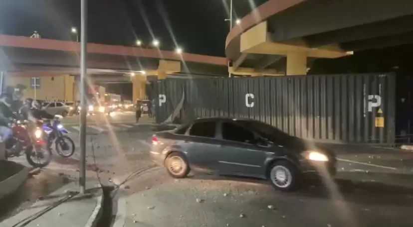 Contêiner cai de viaduto e causa e congestinamento no trânsito da avenida Darcy Vargas