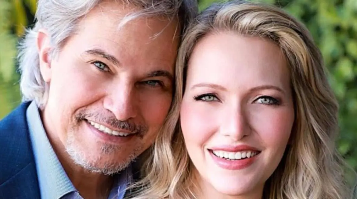 Edson Celulari e Karin mostram sua bebê vestida de Maria Bonita