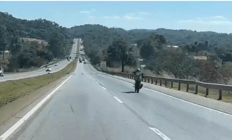 Vídeo: motociclista é flagrado a 100 km/h deitado no banco na BR-040