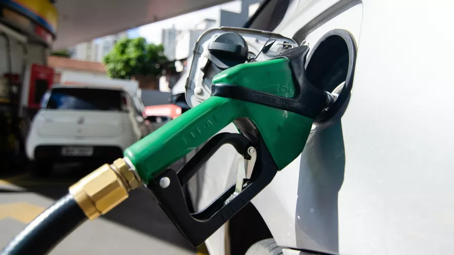 Gasolina deve ficar R$ 0,34 mais cara a partir de hoje com volta de impostos