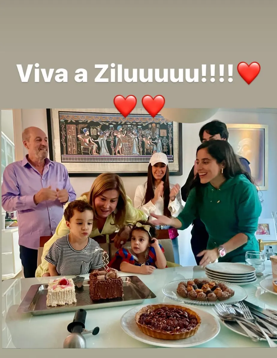 Após três anos longe, Zilu festeja aniversário de 65 anos com filhos e namorado no Brasil