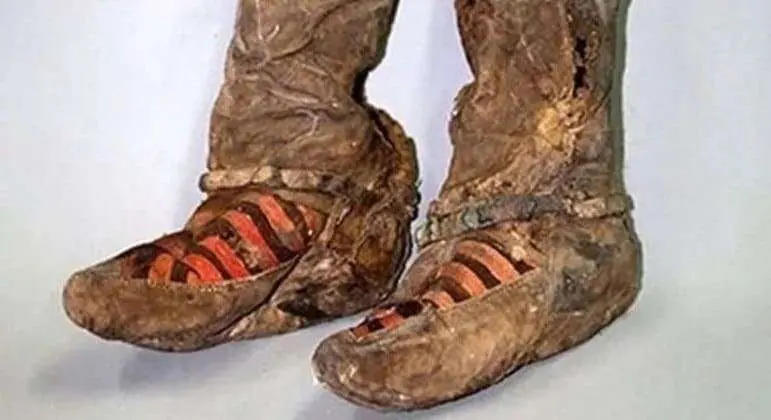 Múmia de 1.500 anos é encontrada 'usando' tênis de marca famosa: relembre o caso