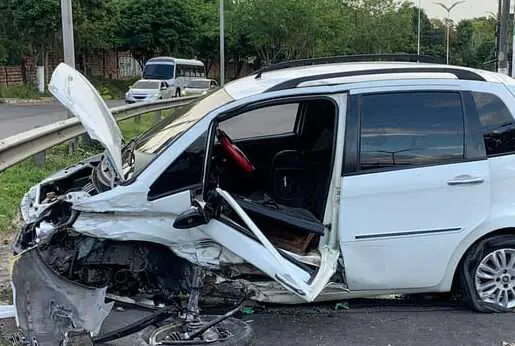 Motorista perde a direção e bater em canteiro central no Novo Aleixo