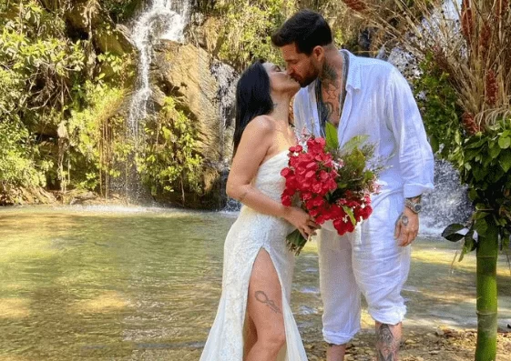 Cleo exibe clique inédito do casamento e encanta fãs: “Casando de novo”