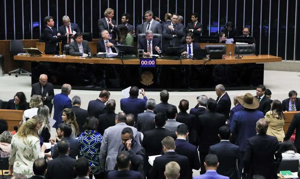 Câmara aprova reforma tributária em primeiro turno com placar de 382 votos a 118