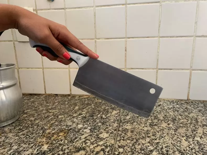 Mulher que cortou testículo de companheiro alega legítima defesa