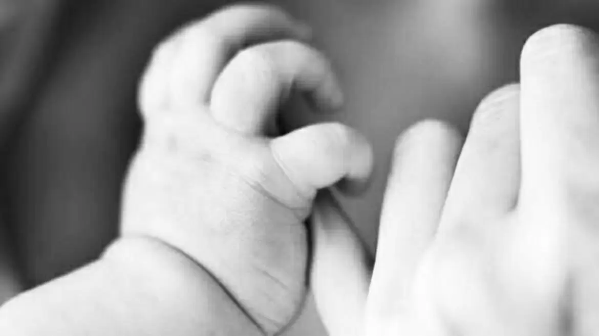 Mãe é presa suspeita de vender os próprios filhos em Manaus