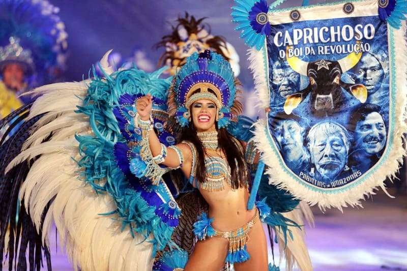 Marcela Marialva porta estandarte do Boi Caprichoso defende o pavilhão azulado pelo sétimo ano consecutivo