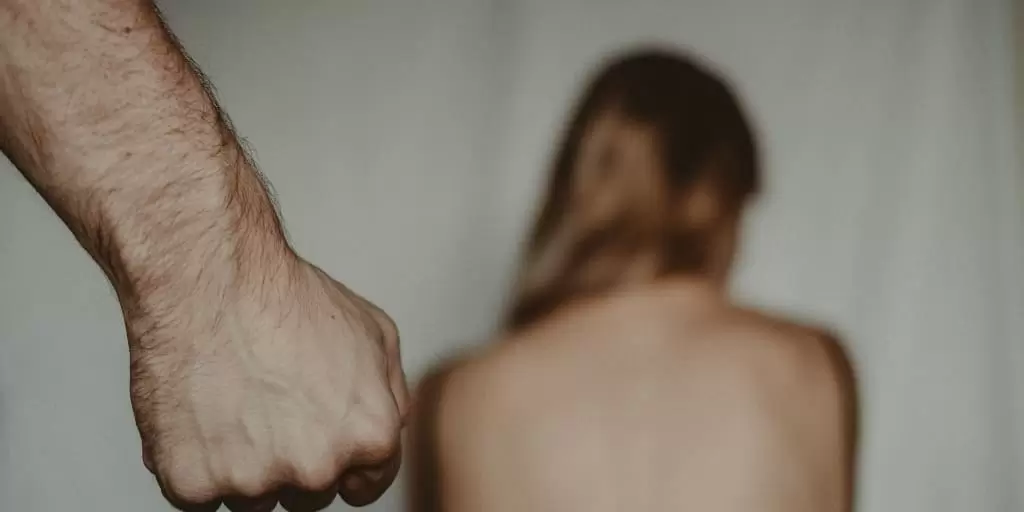 Mulher diz não 'sentir os pés' após ter sido baleada e agredida pelo ex-marido