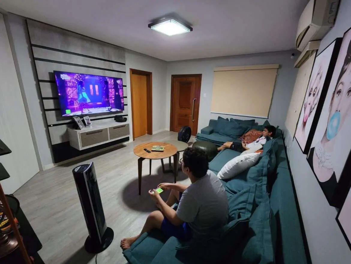 Com o período da garotada em casa, usando mais os equipamentos eletrônicos, as dicas de economia da concessionária podem ajudar a não afetar tanto a conta de luz.