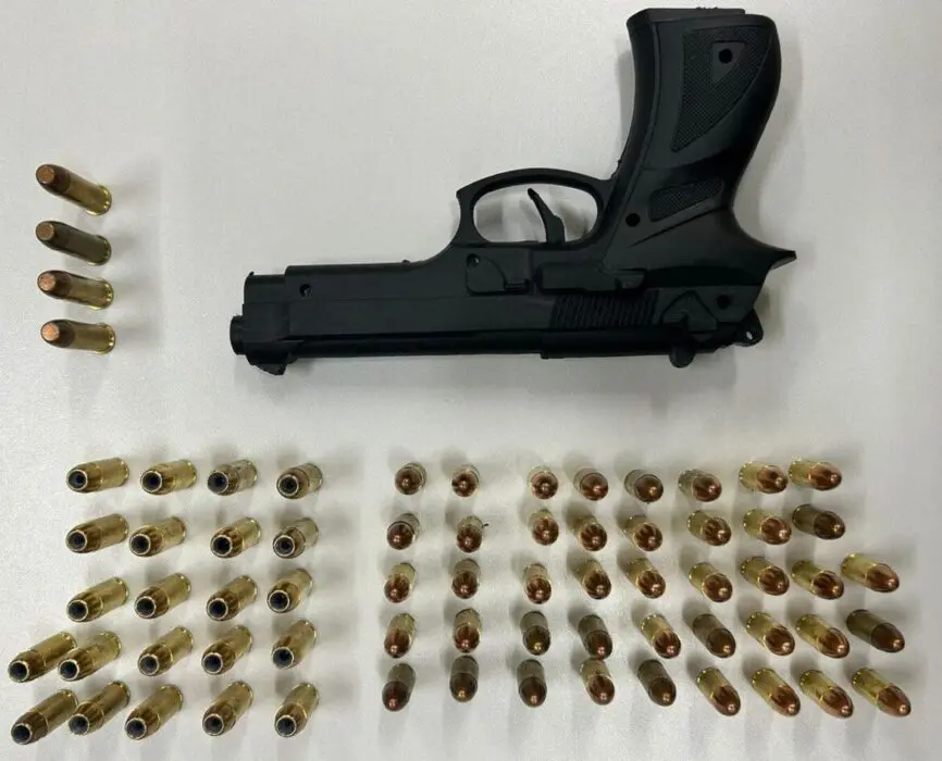 Núcleo de Inteligência em Segurança Escolar apreende adolescente com arma falsa e munição