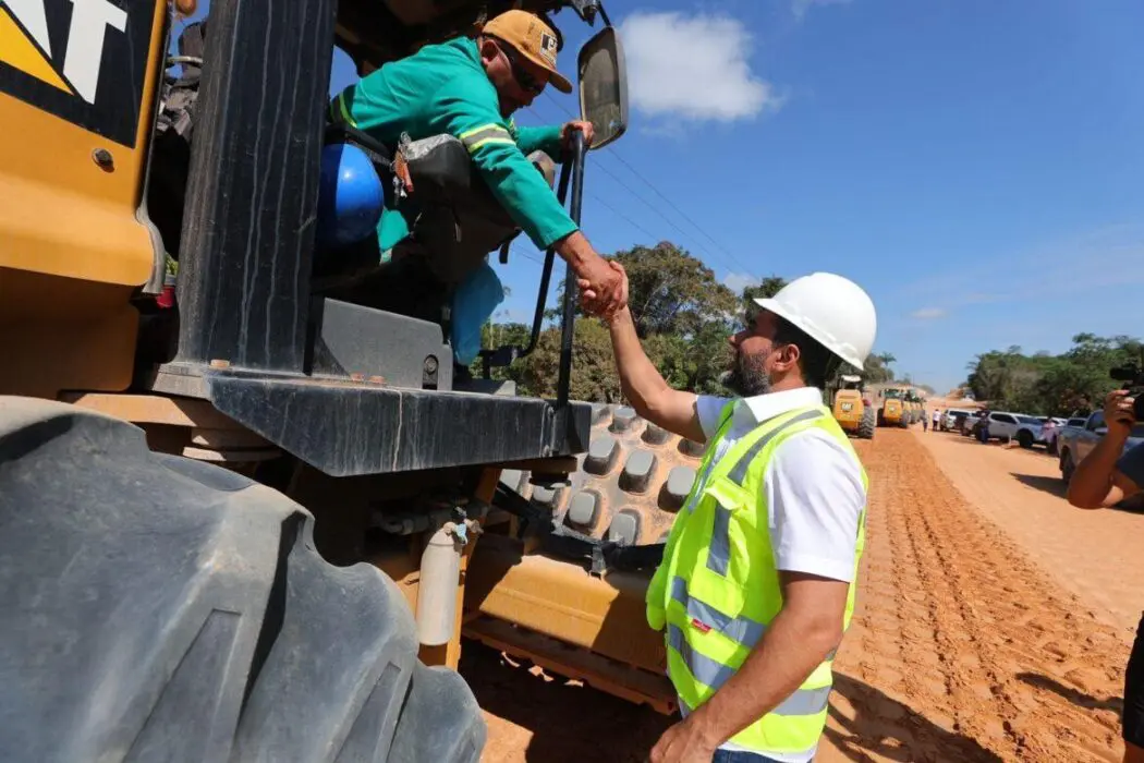 Wilson Lima vistoria obras na AM-010 e destaca importância da via para o desenvolvimento econômico