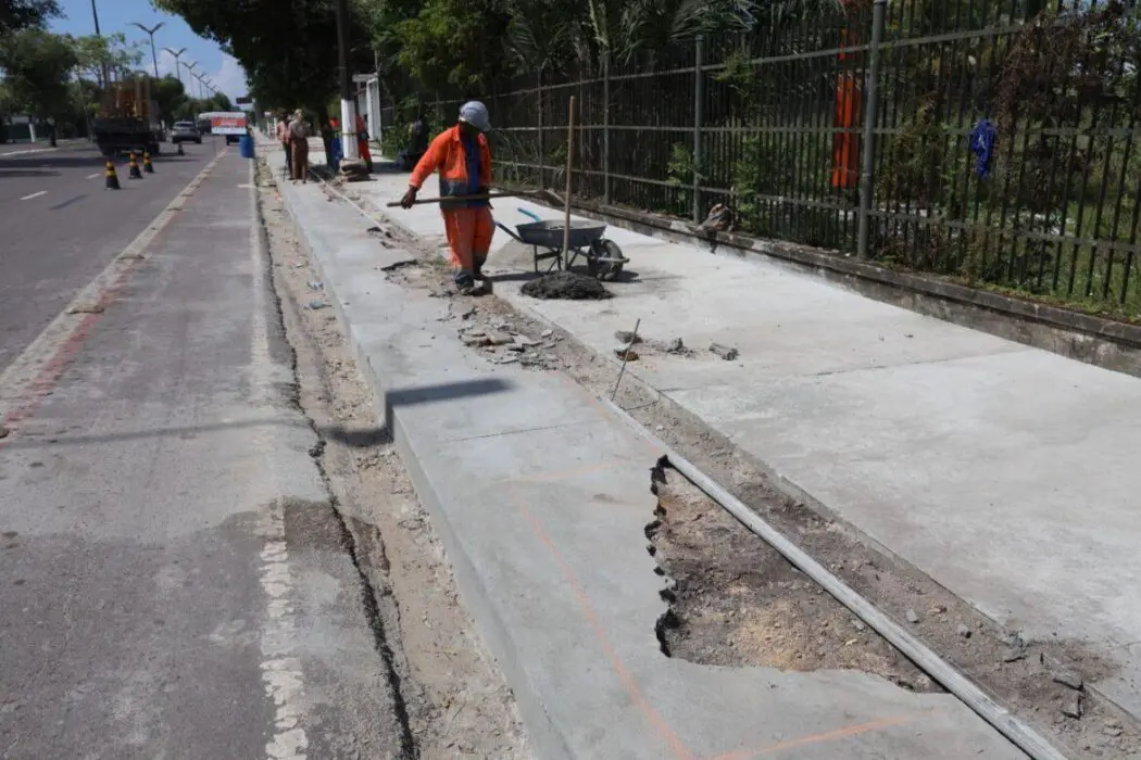 Prefeitura inicia reparo em trecho danificado da ciclovia da Ponta Negra e obra é custeada por casa de shows
