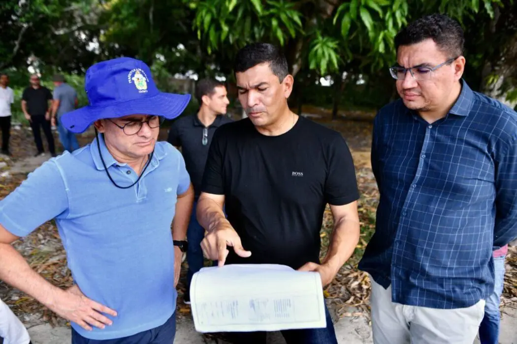 Prefeito visita áreas onde serão construídas casas populares