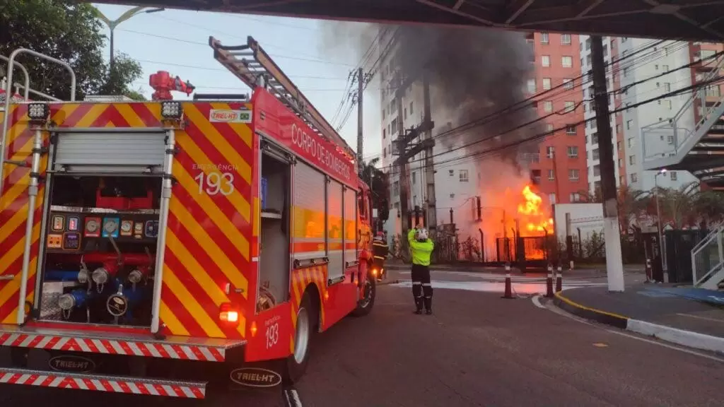 Corpo de Bombeiros combate incêndio em subestação de energia no bairro Ponta Negra; confira imagens