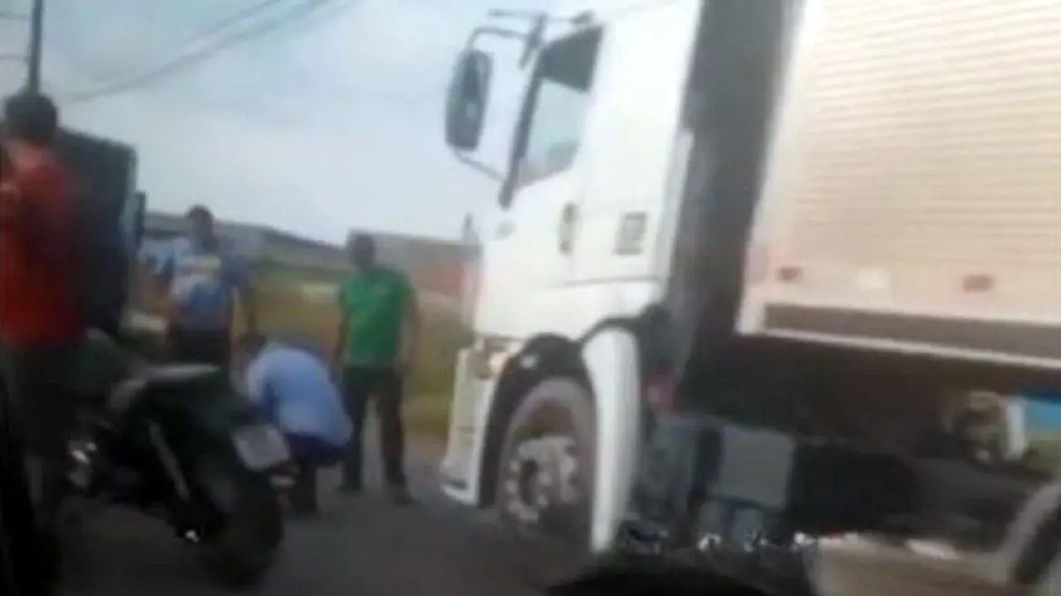 Motociclista fratura a perna após colisão com carreta