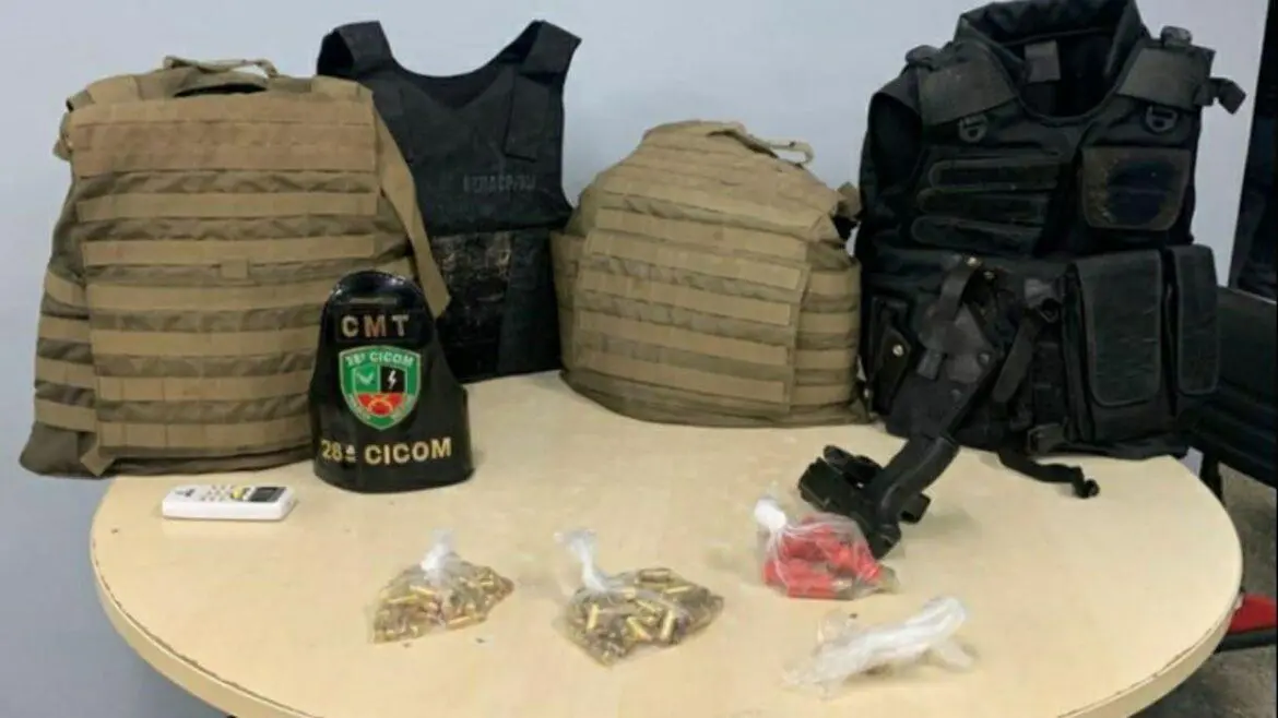 Denúncia leva homem com arma, munições e coletes à cadeia
