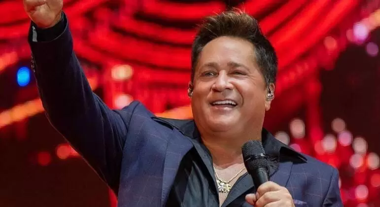 Leonardo não segura emoção e vai às lágrimas em festa de 60 anos, sob o som de Amado Batista 