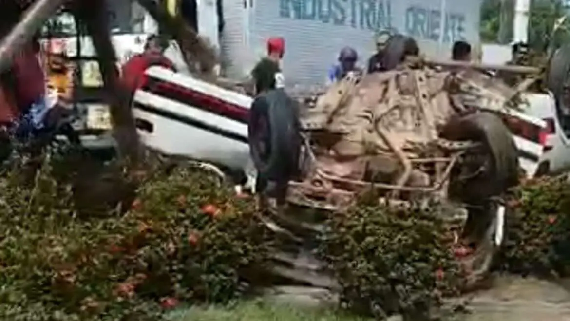 Vídeo: carro capota no Distrito Industrial