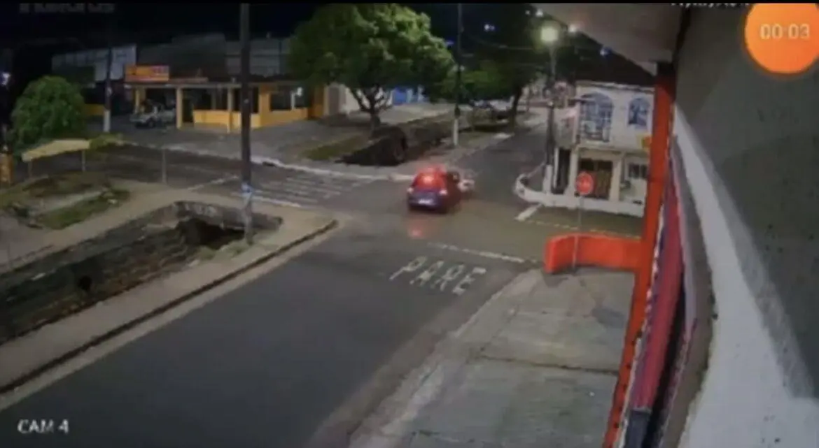 Vídeo: moto colide com carro e casal é arremessado dentro de igarapé