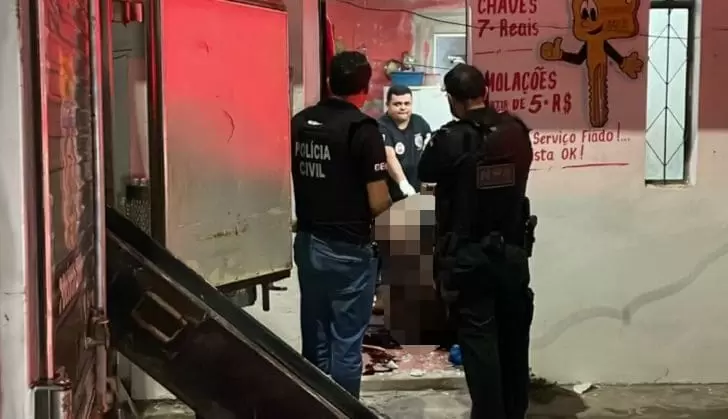 Filho encontra pai idoso morto dentro de casa