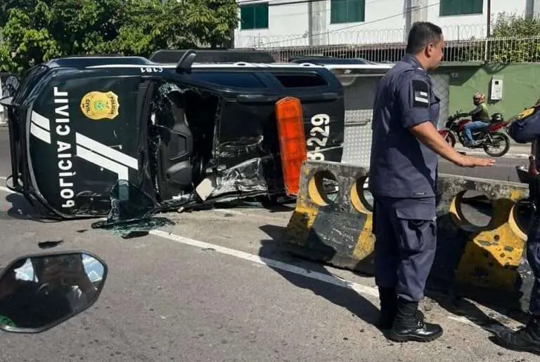 Viatura com policiais e sete detentos capota em rua do bairro São Francisco em Manaus