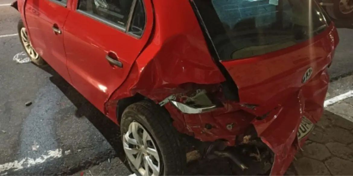 Carro capota em avenida após colisão com outro veículo