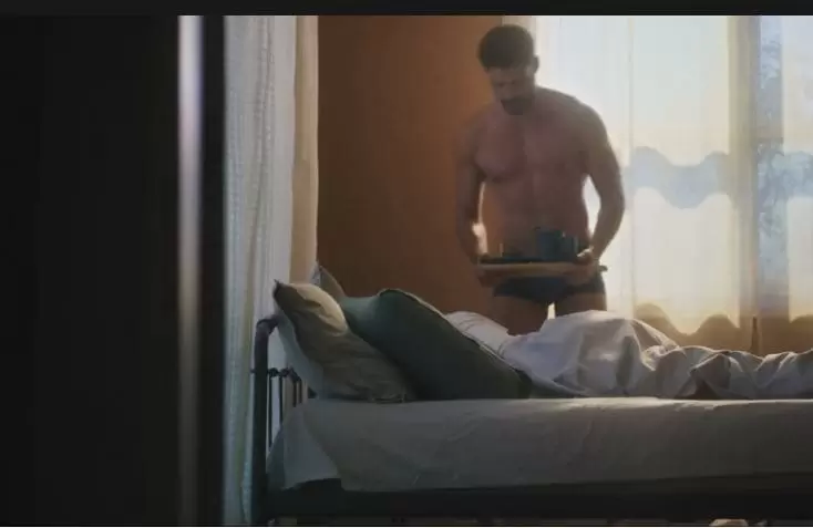 Cauã Reymond fica de cueca e leva café da manhã para Barbara Reis em 'Terra e Paixão'