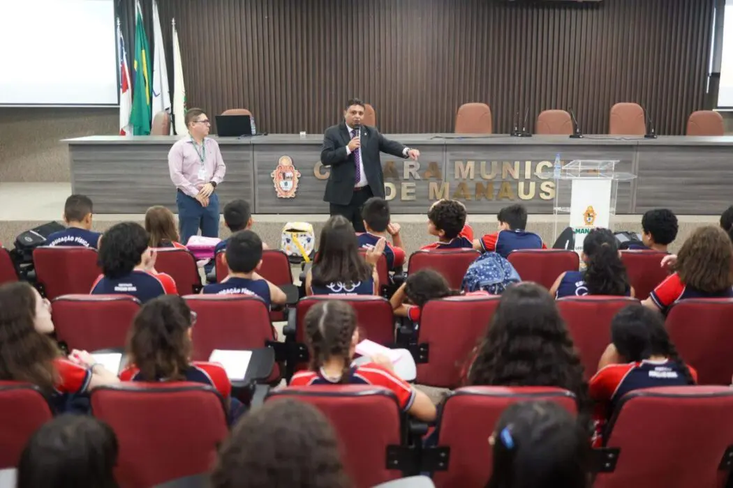 Estudantes do Ensino Fundamental visitam instalações da CMM