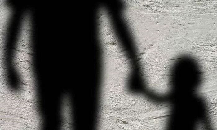 Padrasto alega vingança, estupra filha de esposa, filma crime e é preso