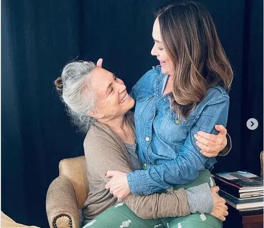 Gabriela Duarte curte colo da mãe, Regina Duarte: 'Como é gostoso'