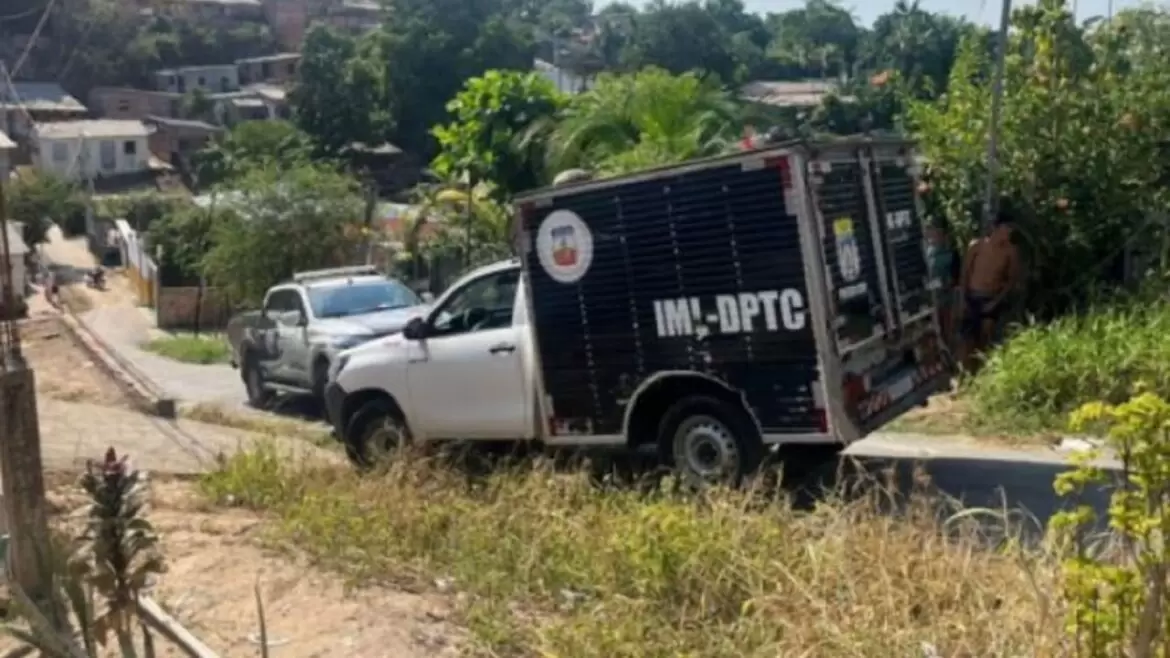 Corpo feminino é encontrado enterrado em área de difícil acesso no Mauazinho