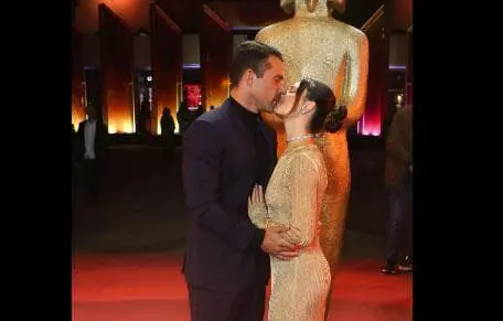 Isis Valverde e Marcos Buaiz trocam beijos na abertura do Festival de Gramado