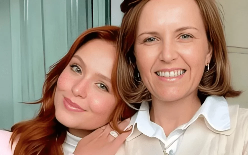 Mãe de Larissa Manoela passa mal durante entrevista e desabafa: 'Nunca quis o dinheiro dela'