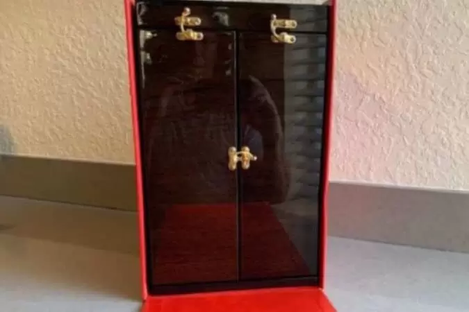 Pai de Cid aparece em reflexo de foto tirada para negociar escultura