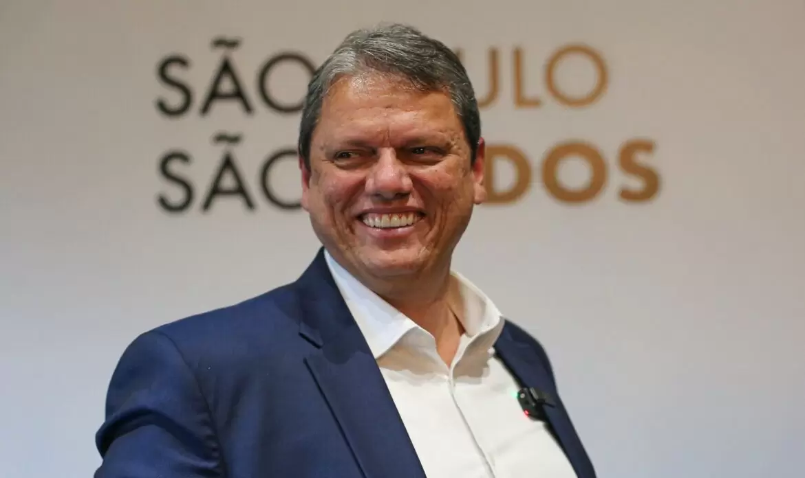 MP abre inquérito para investigar gestão Tarcísio por recusa a livros oferecidos pelo MEC