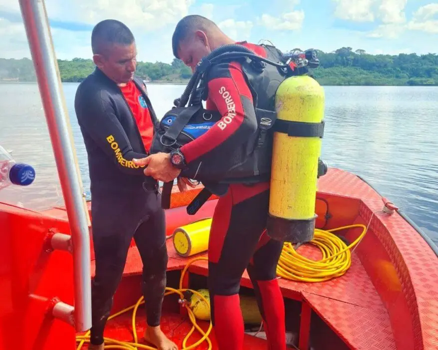 Mergulhadores do Corpo de Bombeiros localizam e resgatam corpo de homem que caiu no rio, em Iranduba